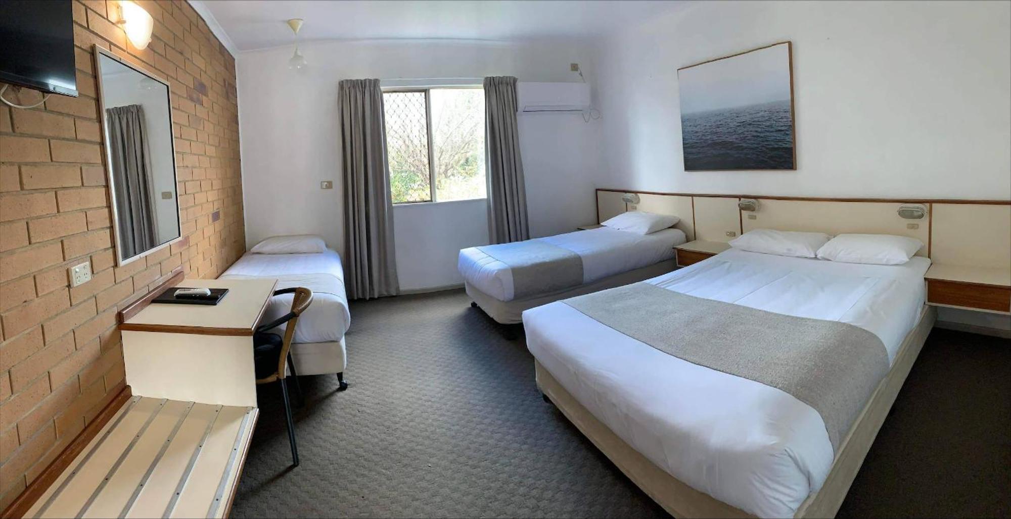Wild Scotsman Motor Inn Gin Gin Qld Bagian luar foto