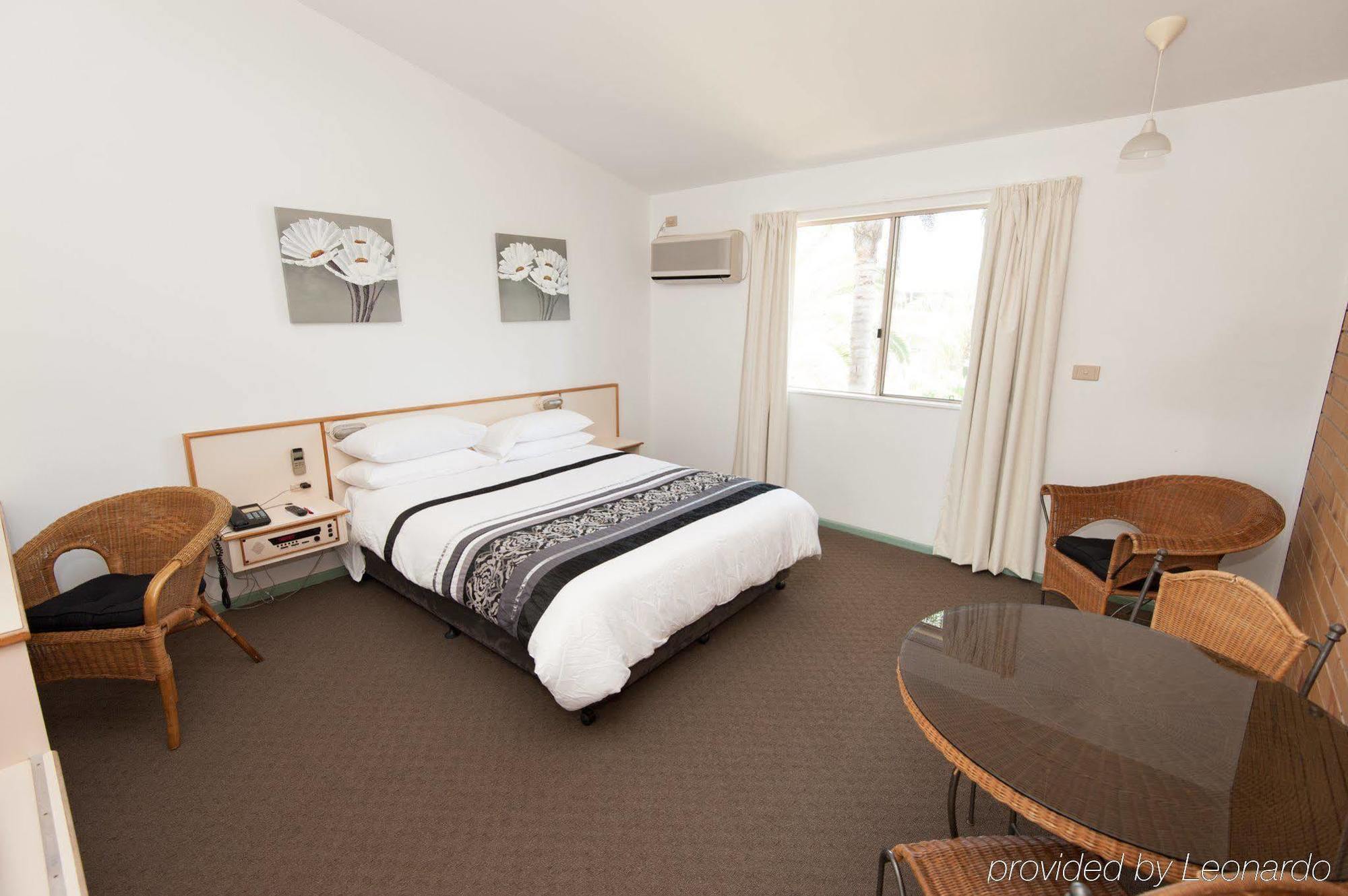 Wild Scotsman Motor Inn Gin Gin Qld Bagian luar foto